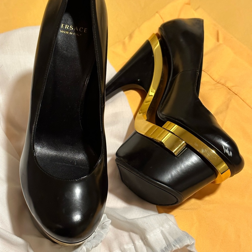 Worn twice, Authentic Versace platform. Size 7